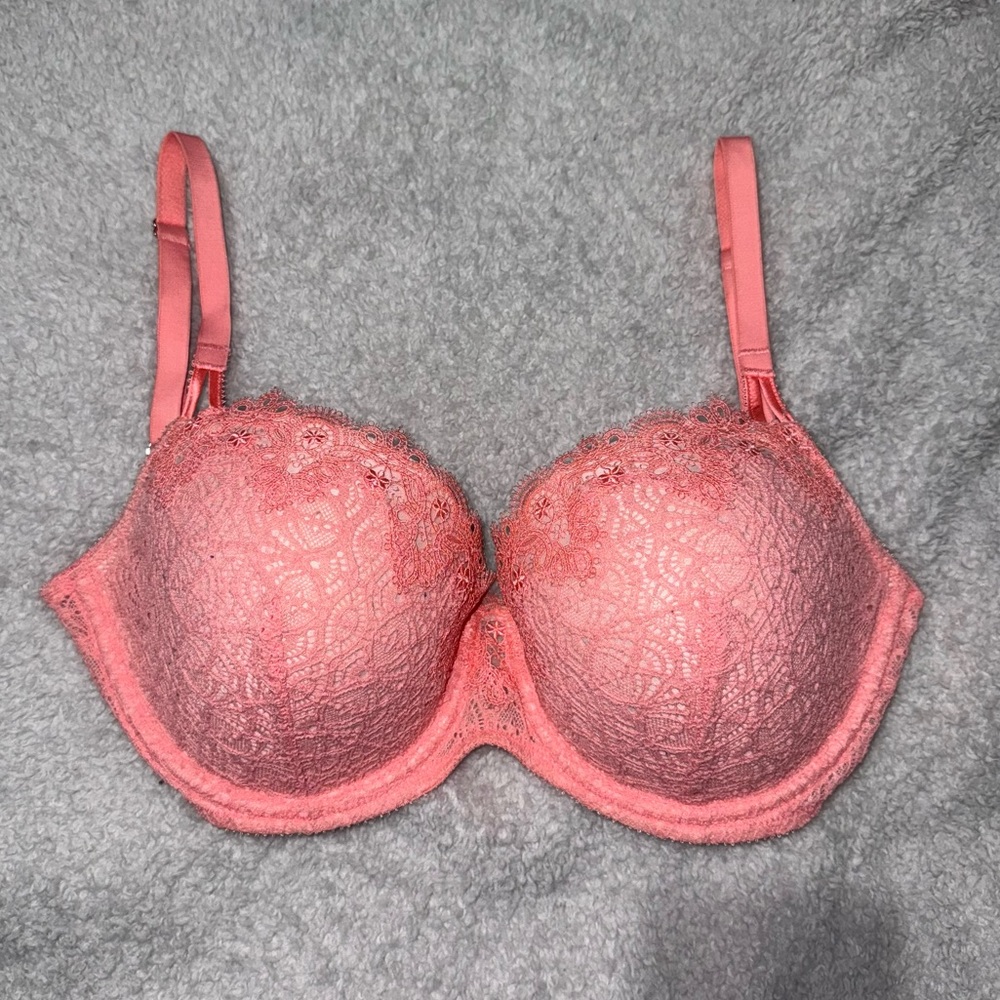 Victoria’s Secret lace lined Demi bra EUC 32DDD